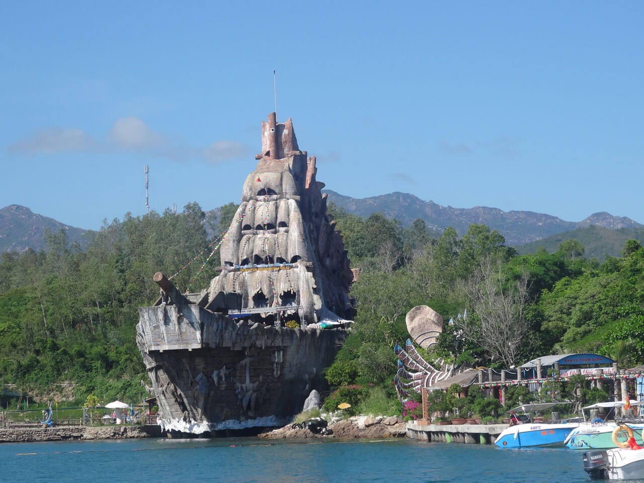 Aquarium in the form of a sailboat on the island of Hon Mieu