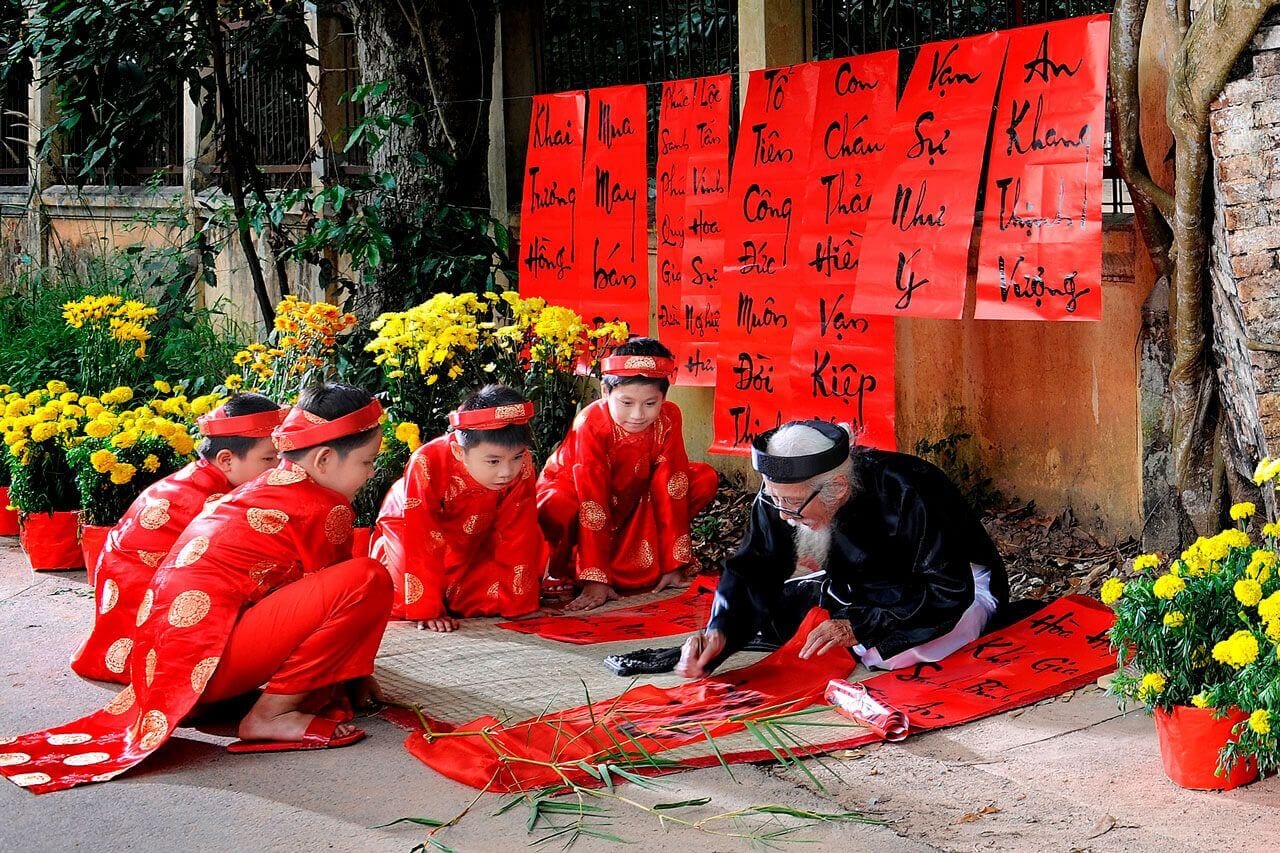 Vietnamese children help the old man