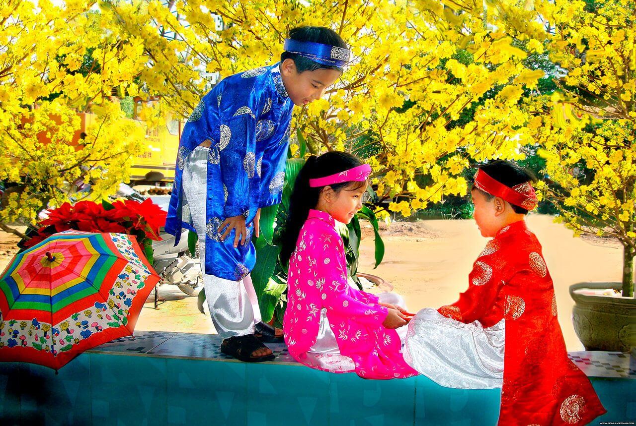 Vietnamese kids in a colorful costumes