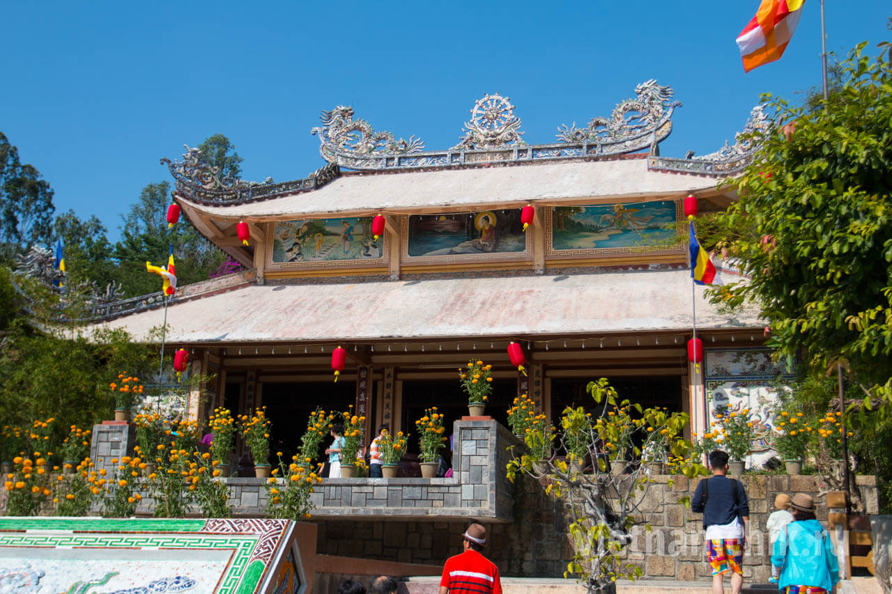 The main temple of the Long Son Pagoda