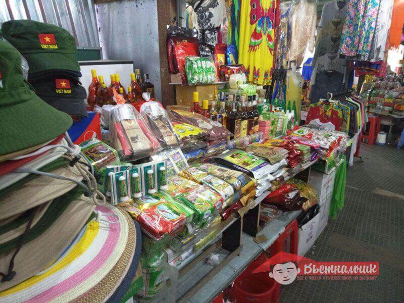 Selling souvenirs in the market Cho Dam